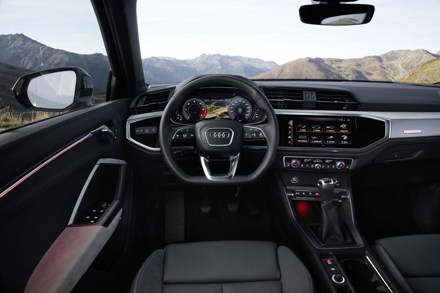 Торпедо Audi Q3 Quattro S-Line Edition One 2018 года  (WW) (фото 15 из 30)